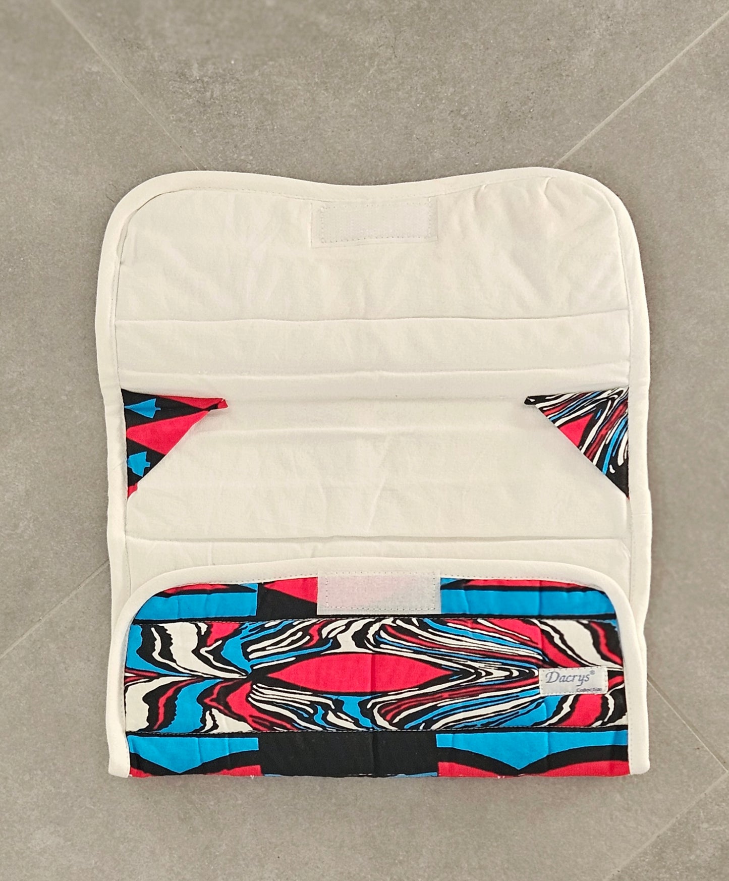 Housse iPad Ethnique – Tissu Blanc & Motifs Graphiques – Format 10''